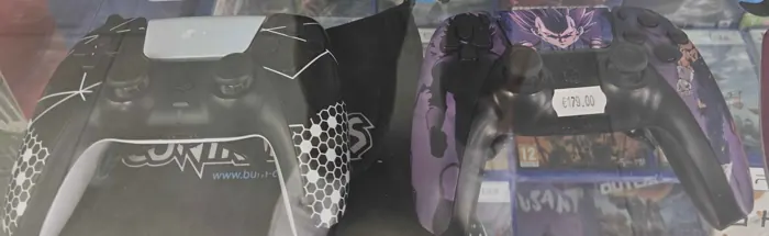 Manettes PS5 personnalisées en vitrine chez Cash Play